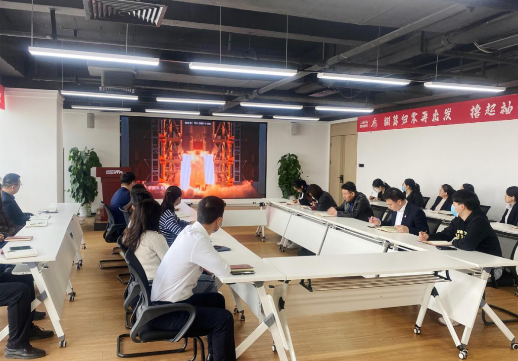 魯商服務黨委組織觀看專題教育片《榜樣(yàng)7》